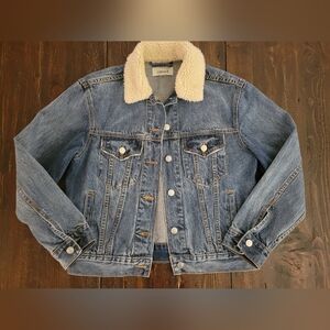 NEW NWOT Blue Denim Jacket with Sherpa Collar-Small